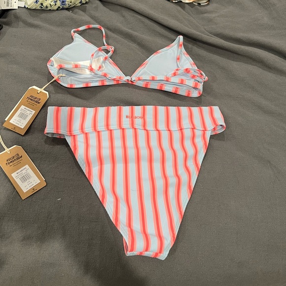 BRAND NEW Billabong Bikini - Picture 3 of 5